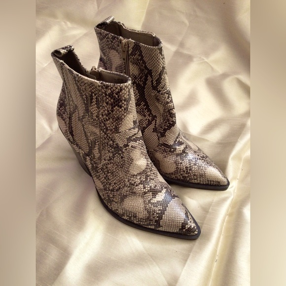 NWOT Women’s snakeskin pattern boots. Size 8.5. - Picture 1 of 4